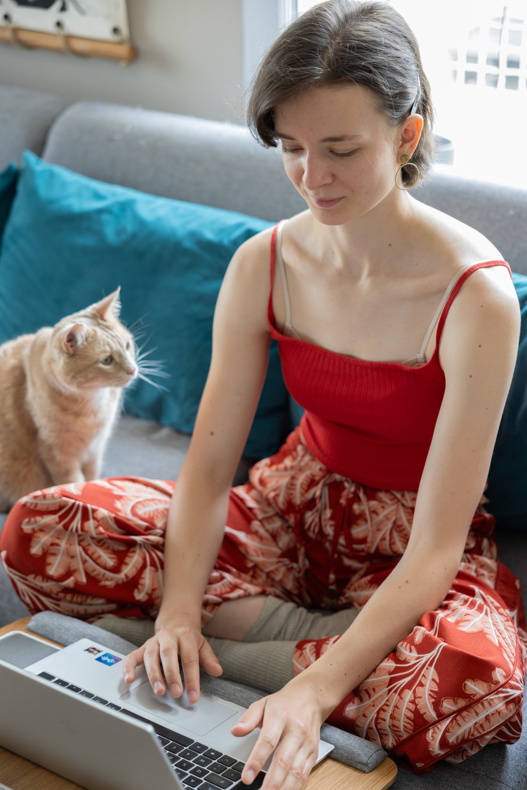 123 Coaching Image - femme assise sur son canapé avec son chat